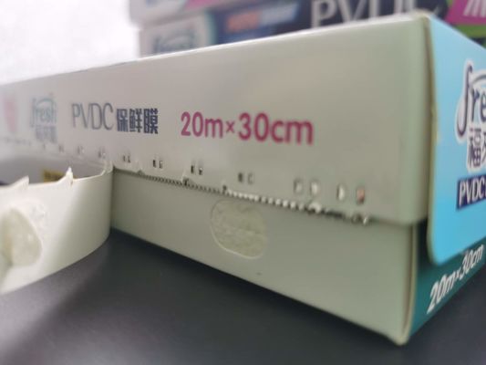 電子レンジの食品等級の収縮の覆いの包装はフィルム透明な9-12um厚くしがみつく